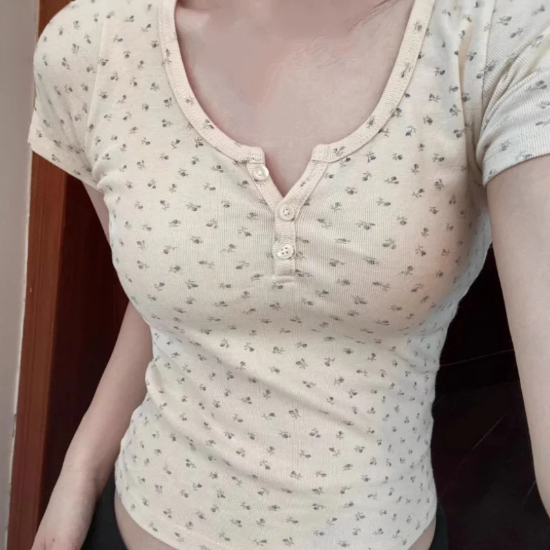 

Сладкая и пряная женская футболка с короткими рукавами и цветочным принтом с U-образным вырезом, новый облегающий крой, небольшой свежий новый стиль на подтяжках