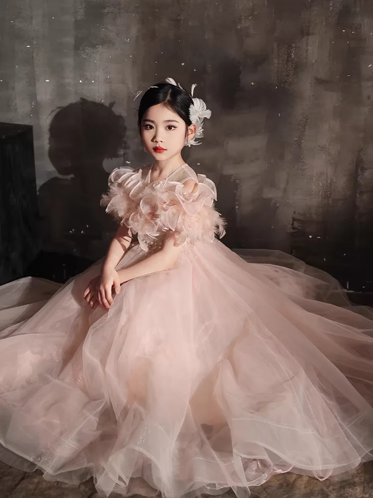 Vestido infantil rosa em tule com flor e pena 3D