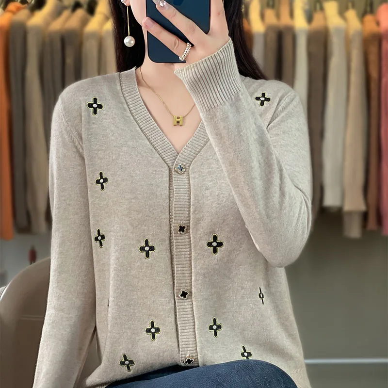 Women\'s boutique high-end sweater knitted cashmere sweater V-neck cardigan long sleeved new cashmere sweater