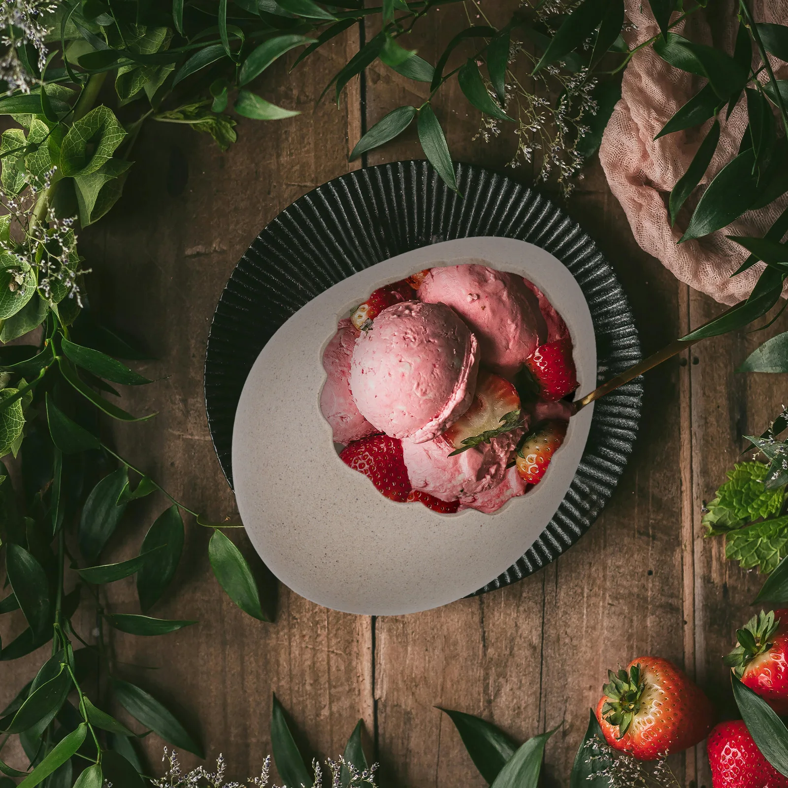 

Artistic Ceramic Egg Shell Shaped Dessert Bowl Creative Ice Cream Storage Container Versatile Flower Pot for Tableware