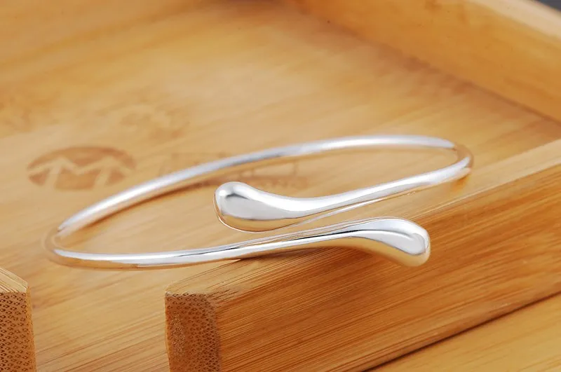 

Женский браслет-капелька из серебра 925 пробы