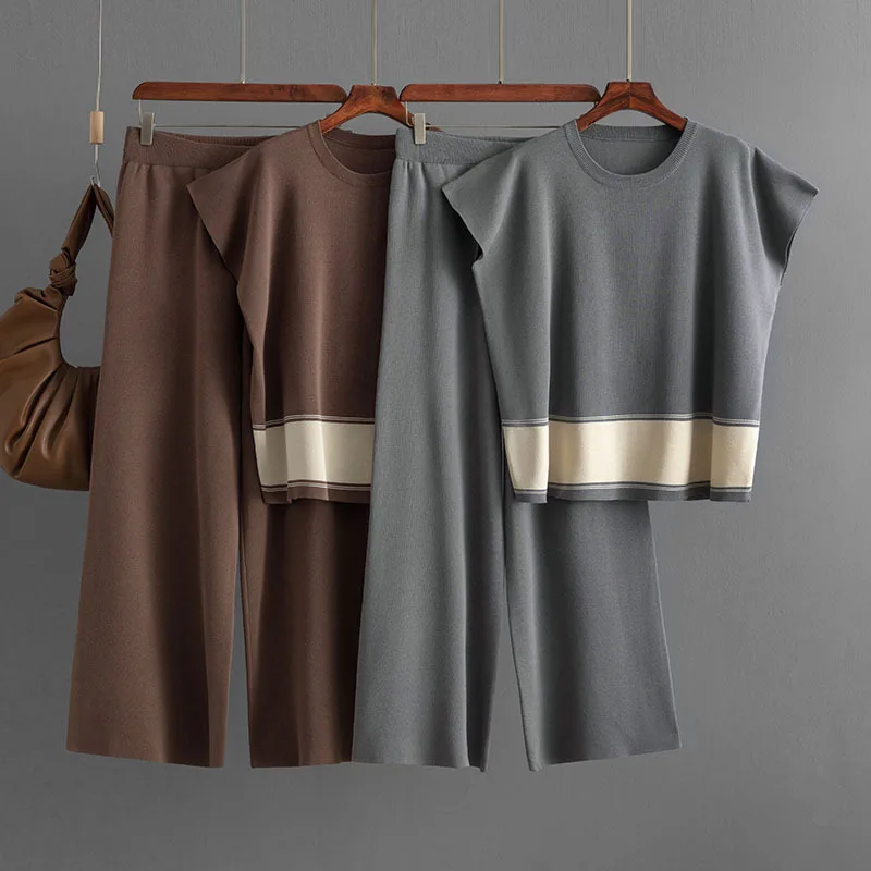 

Вязаные комплекты: свитер-пуловер и брюки в полоску, повседневные свободные свитера, широкие брюки. Коллекция Весна 2026.