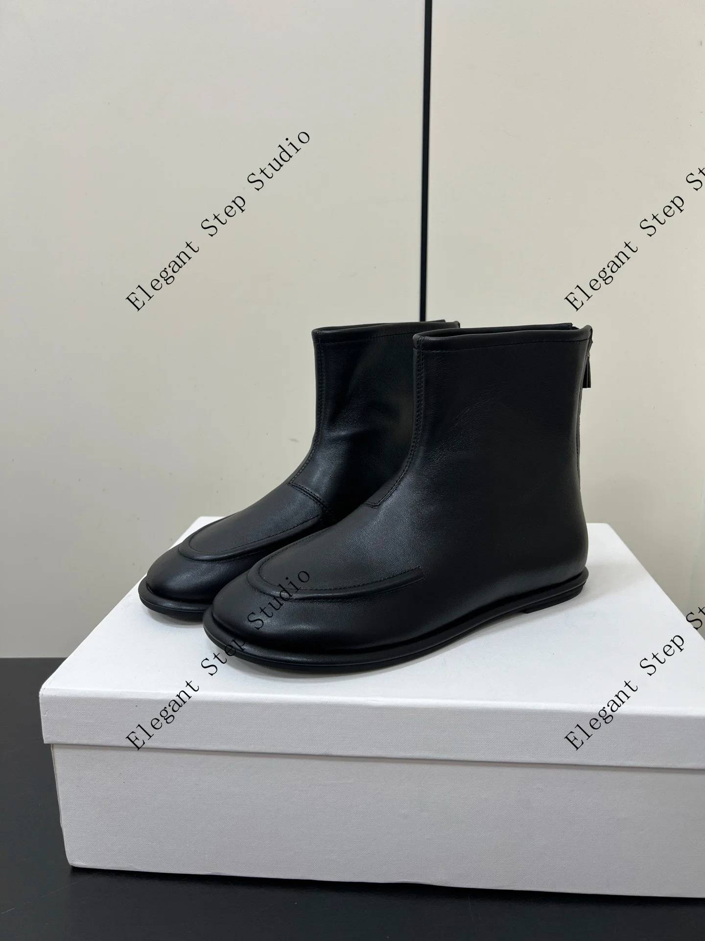 Sepatu Wanita The Canal Leather Apron-toe Booties