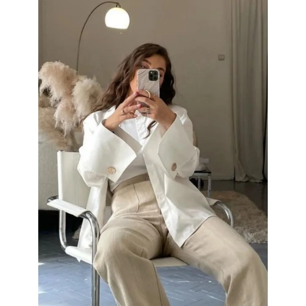 Plus-Size-Damenhemd mit Umlegekragen, lockerer Passform und einzigartigen goldenen Knopfverzierungen, geeignet für Freizeitkleidung.