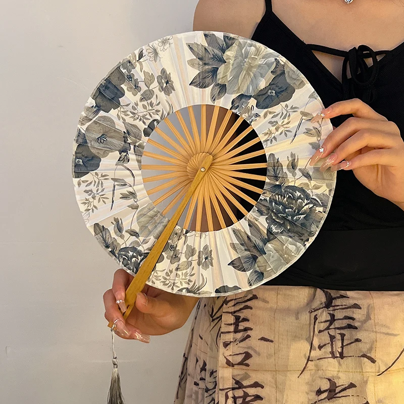 

New Chinese Style Ink Silk Folding Fan Ancient Summer Style Carrying Hand in Hand with The Shaking Fan