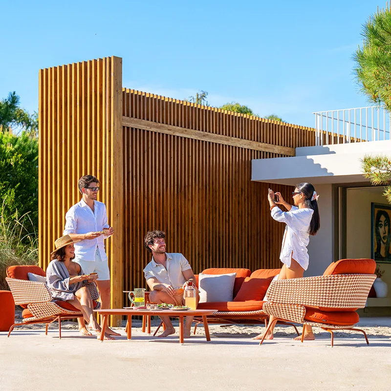 

Набор садовой мебели из ротанга: диван и кофейный столик для балкона, сада, террасы