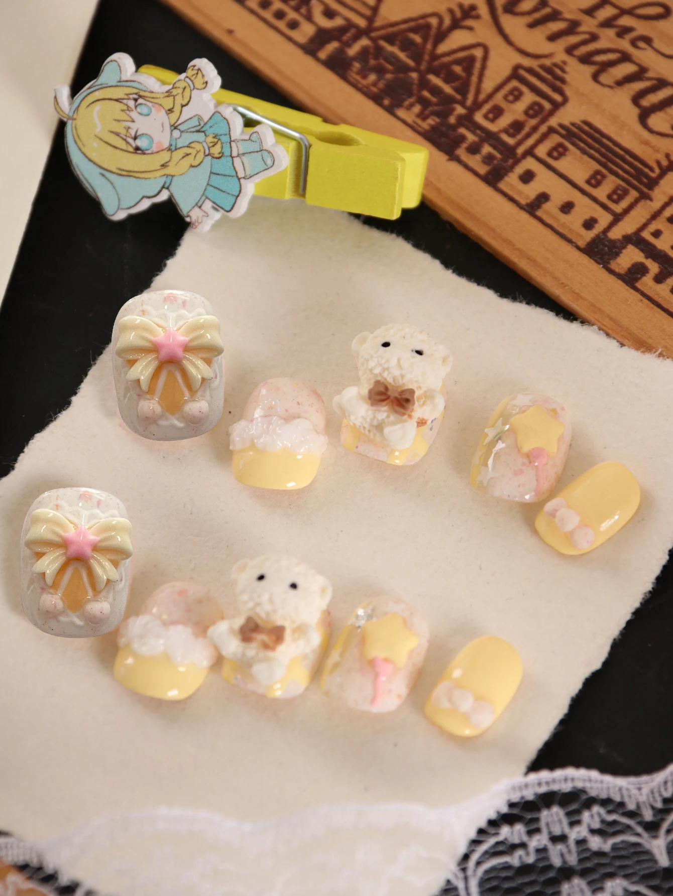10 Uds. De uñas postizas cortas de estilo francés con bonito osito amarillo, incluye 1 hoja de pestañas adhesivas y 1 Mini archivo