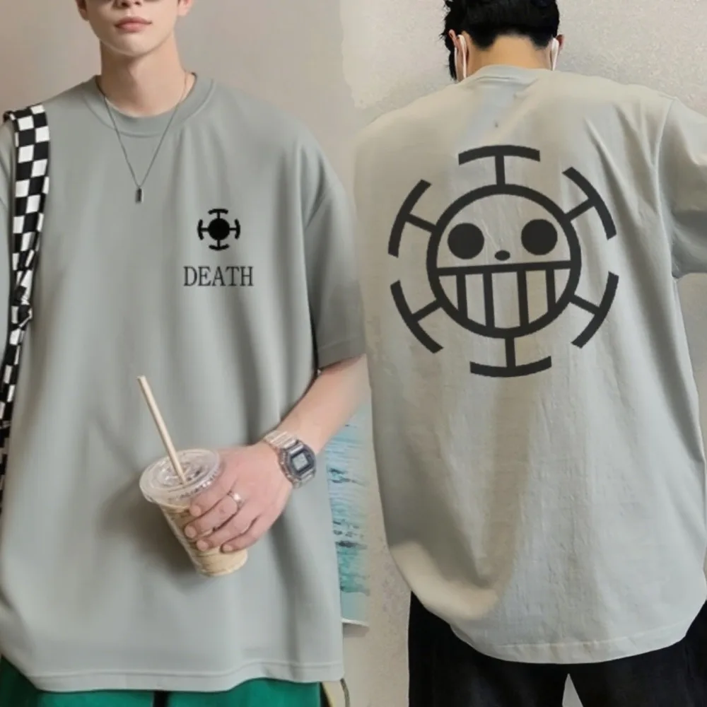 Una camiseta multicolor con la bandera y el logotipo de los piratas del corazón de los siete señores de la guerra de una pieza, Trarafargaro