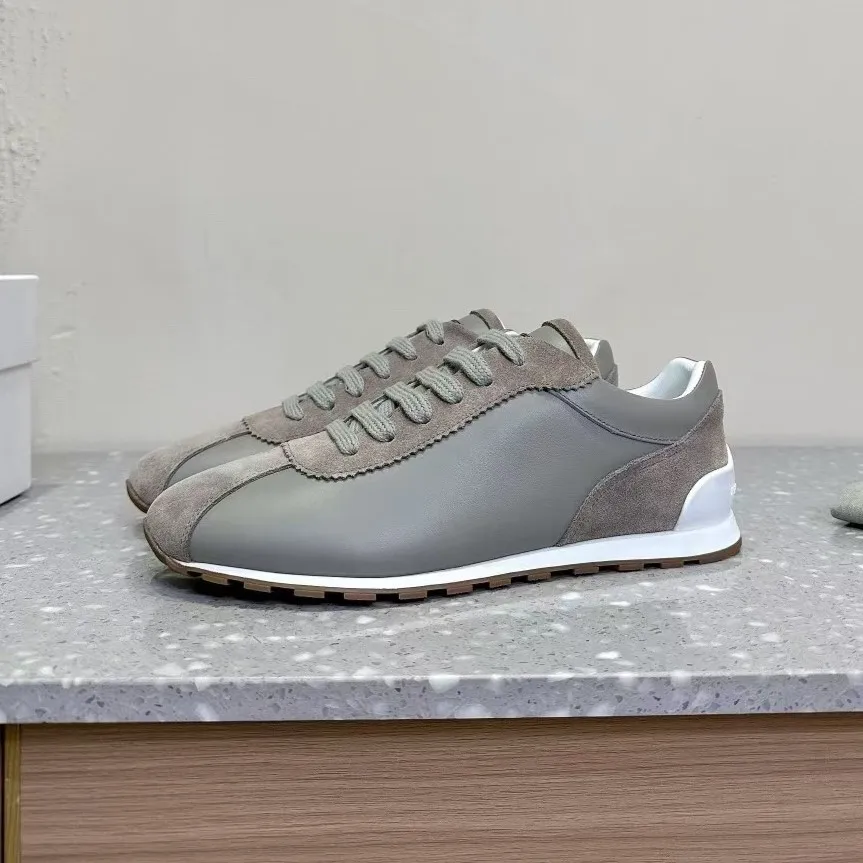 

Женская повседневная обувь на плоской подошве из натуральной кожи в повседневном комфортном стиле с минималистской эстетикой, вдохновленной итальянской дизайнерской элегантностью