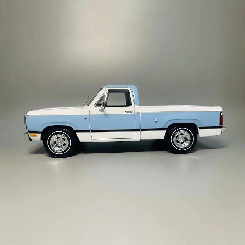 1:18 Scale D100 Pickup Simulation Alloy Car Model Diecast Toy Collectible Ornaments