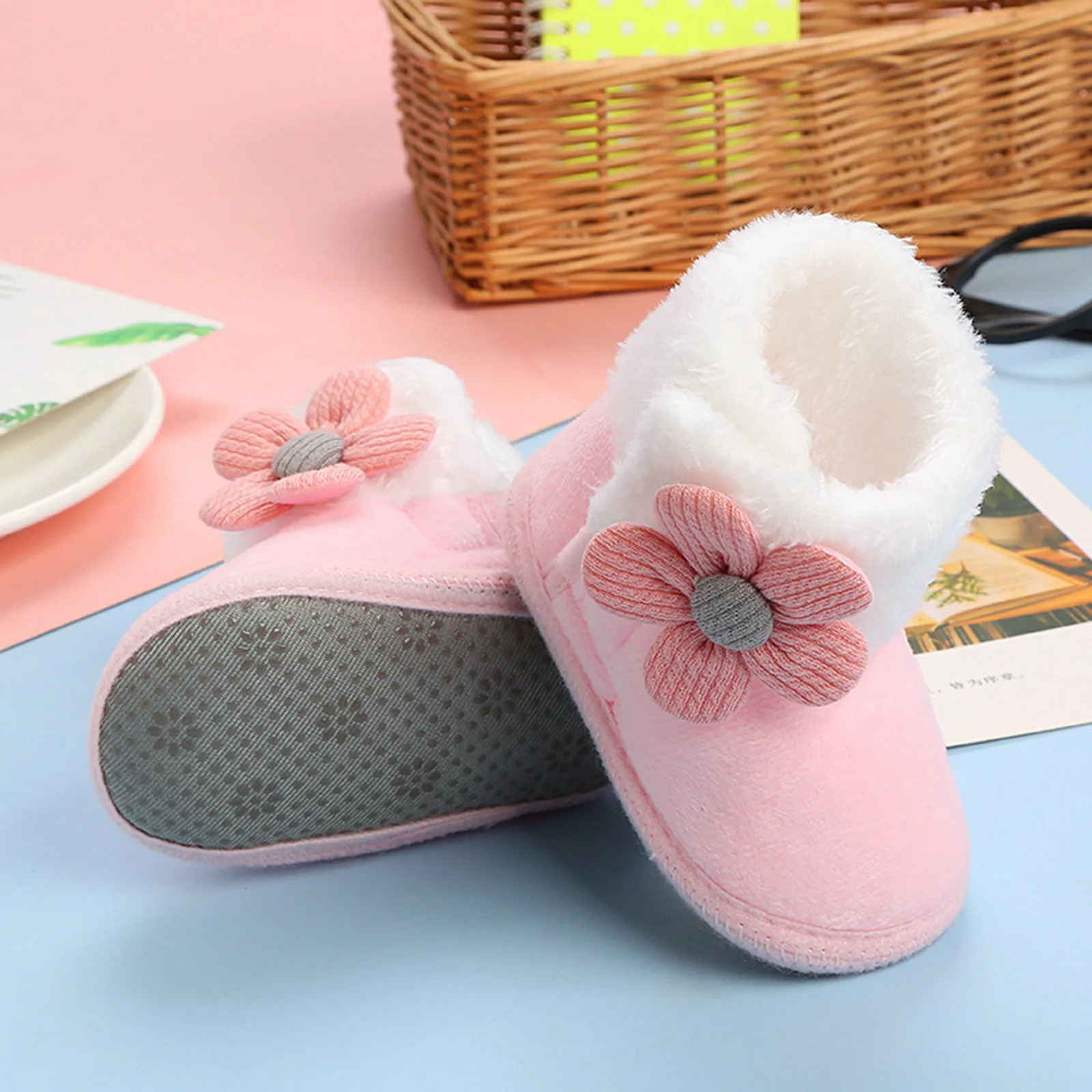 Bottes de neige à pompons solides pour bébés filles et garçons, chaussons souples pour nouveau-nés, chaussures Wskins pour tout-petits, jolies chaussures confortables, nouveau