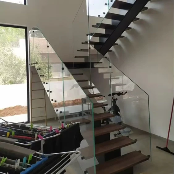 Personalizzazione Scale moderne in granito dritto in acciaio per interni Design gradino in marmo di fascia alta con ringhiera in vetro super bianco