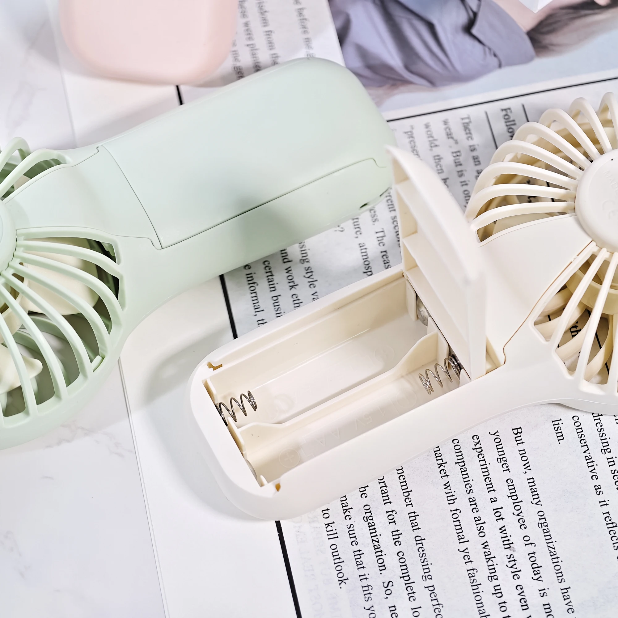 TML281-مروحة صغيرة محمولة - عاكس رياح رائع، عملية سهلة، ألوان متعددة، مثالية للسفر والنزهات الصيفية