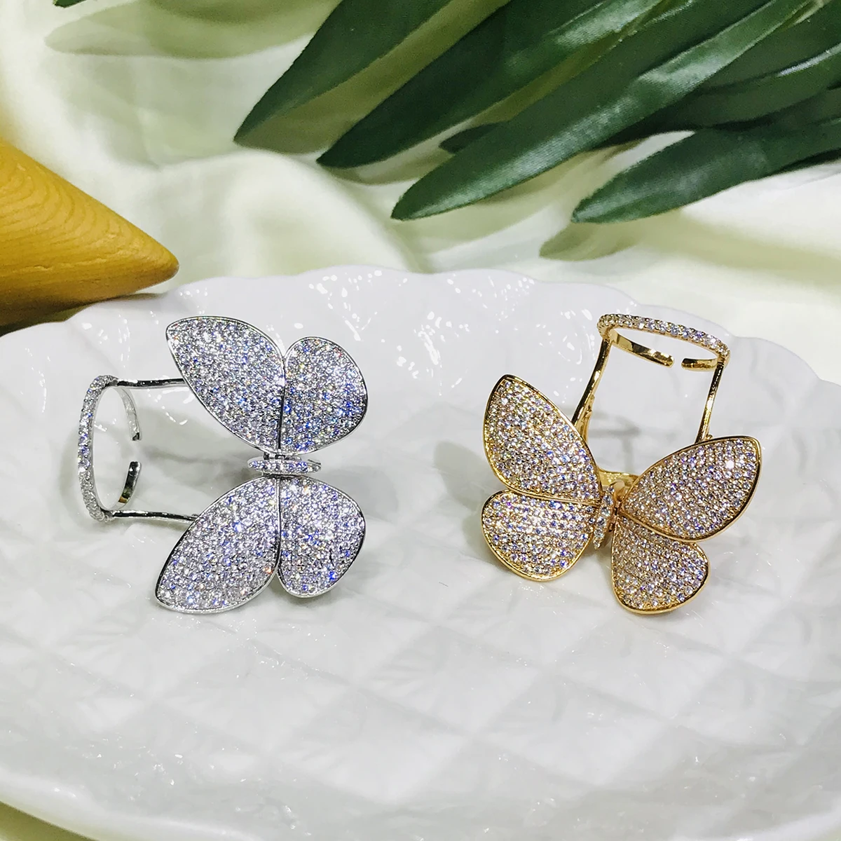 LUOTEEMI High Quality Korean Fashion Wedding Butterfly Rings for Teen Micro Paved Shining CZ Movable Jewelry for Christmas Party