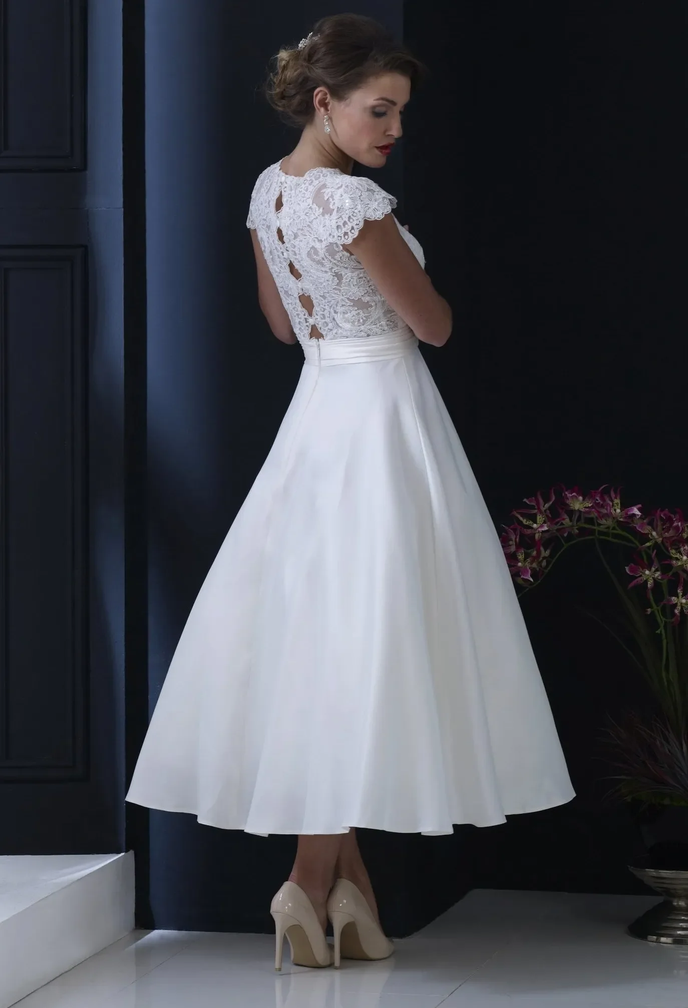 Elegant A Line Tea Length round neck Vintage short applique wedding Dress with Hat Sleeve skirt Jewelry Formal Bridal Dress New