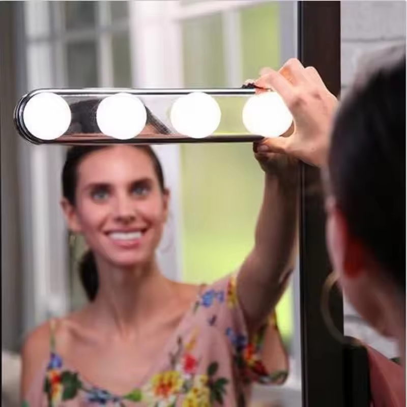 4 נורות LED למראת איפור עם תאורת שאיבה להתקנת שולחן איפור, תאורת איפור לחדר האמבטיה, מנורת קיר מופעלת באמצעות סוללה