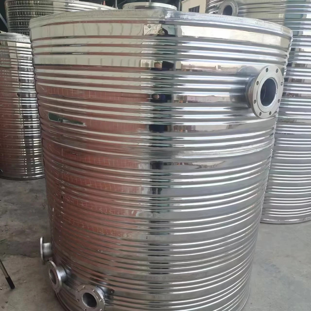 

Изолированный резервуар для воды. Хранение воды. Очистка воды.