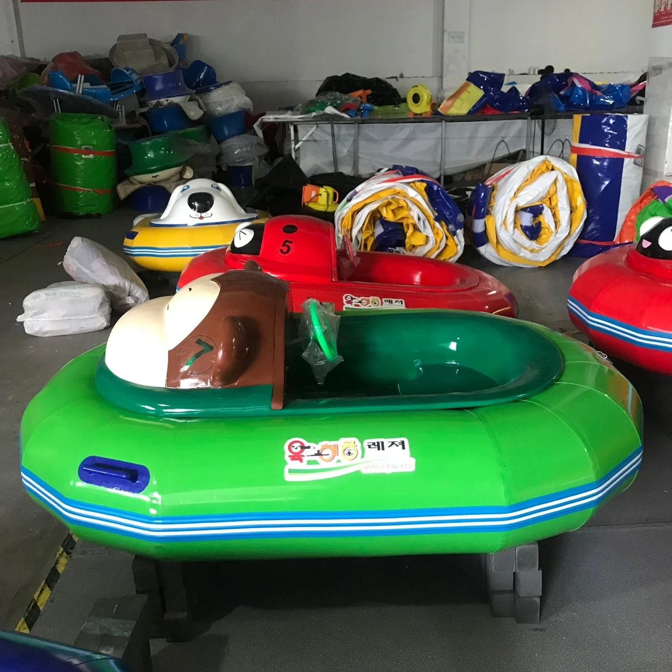 Customized inflatable battery powered adult amusement park electric bumper boat