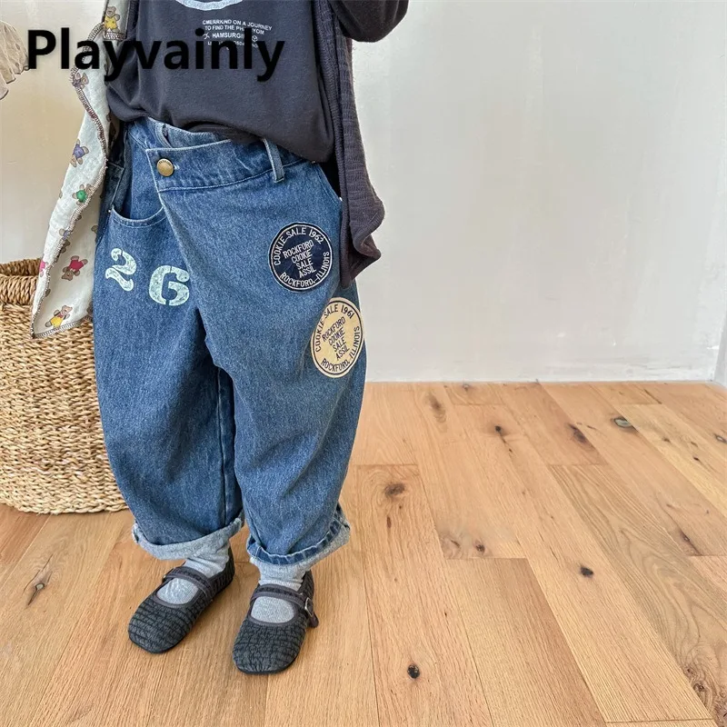 

Новинка 2024, весенне-осенние детские модные джинсы, милый дизайн с нашивкой в виде цифр, черные, синие шаровары, детские брюки для мальчиков и девочек, A3553