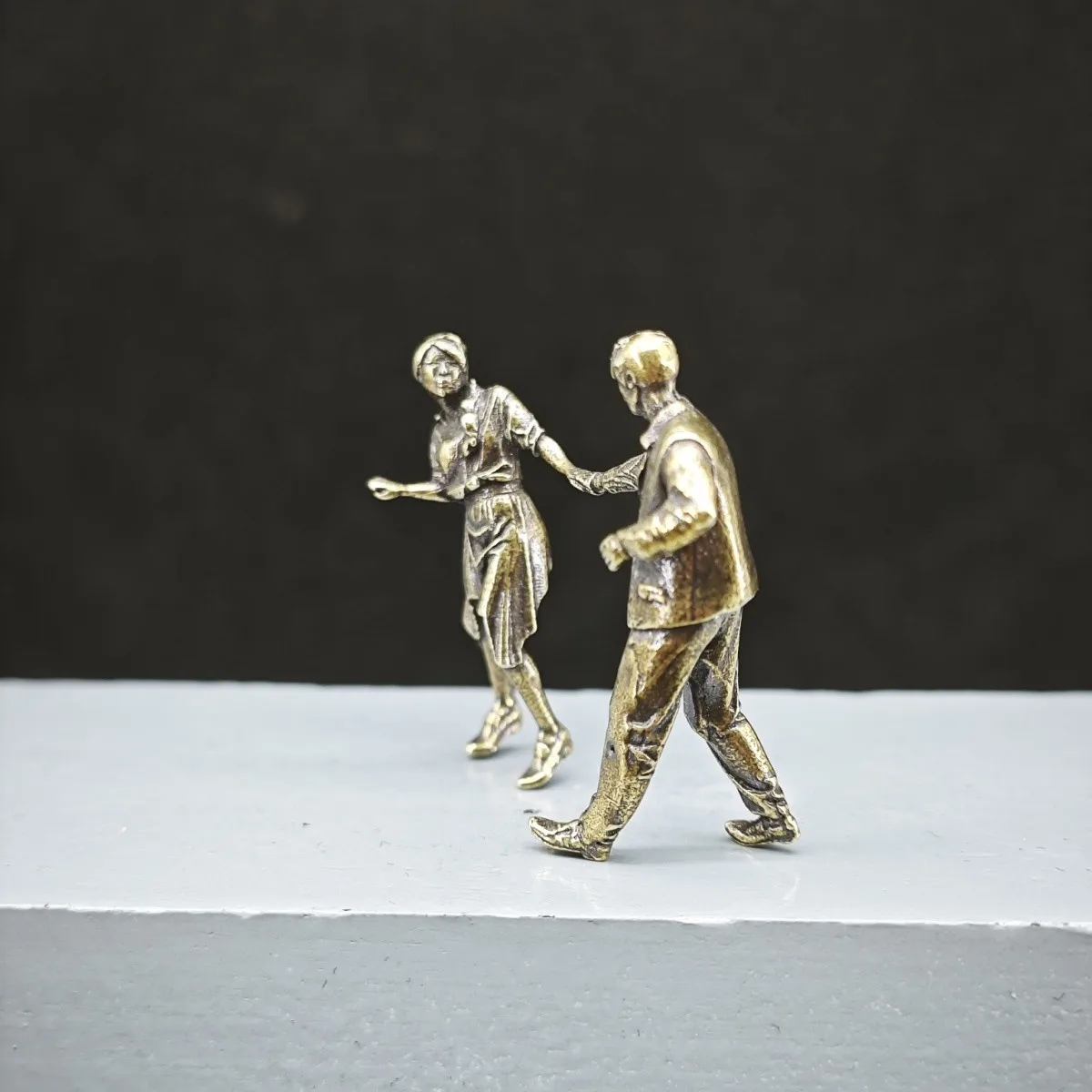 Brass Couple Miniature Figurines Pulling Hands Pair Diorama Scene Figures Micro Landscape Desktop Decor Photography Prop