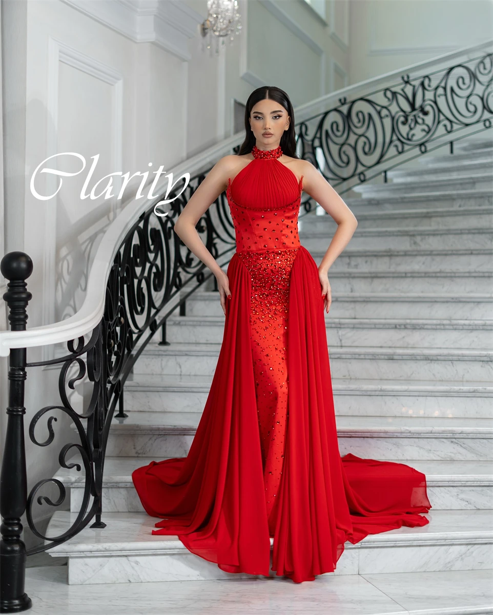 Maßgeschneidertes zartes rotes Satin-Abendkleid, exquisites Neckholder-ärmelloses Kristall-Abschlussballkleid, Kapellenschleppe, Partykleid mit Reißverschluss hinten