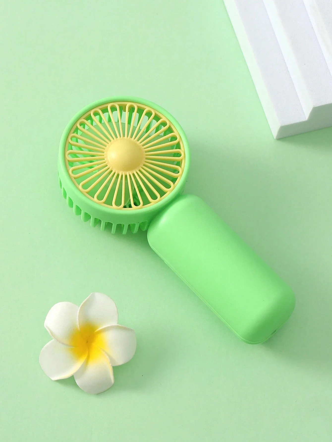 1 Stück AA-batteriebetriebener tragbarer Mini-Handventilator mit Ein-Gang-Einstellung, einfaches und minimalistisches Design für den Einsatz im Freien