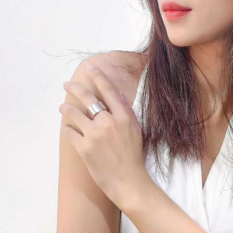 Ring Damen leichtes Luxus-Design Kaltwind Nische breites Gesicht Schwerindustrie-Ring