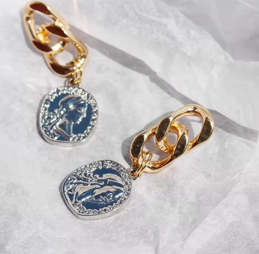 Orecchini con monete d'oro con ritratto in rilievo retrò, orecchini a catena alla moda e alla moda
