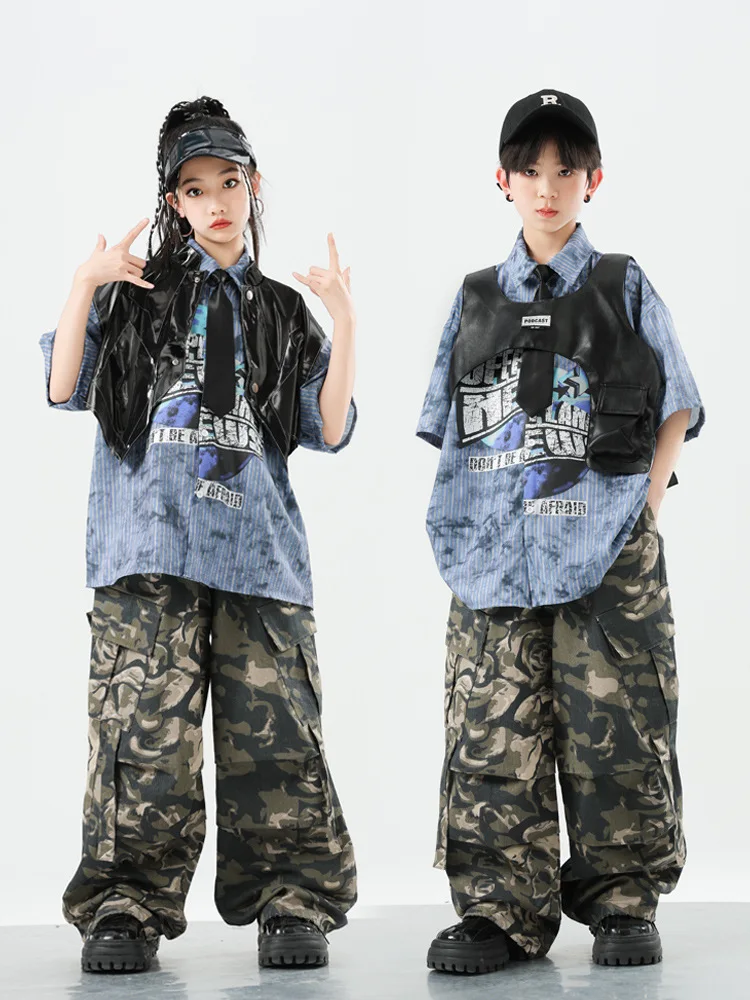 

Детская одежда в стиле K-pop и хип-хоп: синяя полосатая рубашка, черный жилет из искусственной кожи, повседневные брюки-карго с принтом роз для девочек и мальчиков, костюмы для танцев