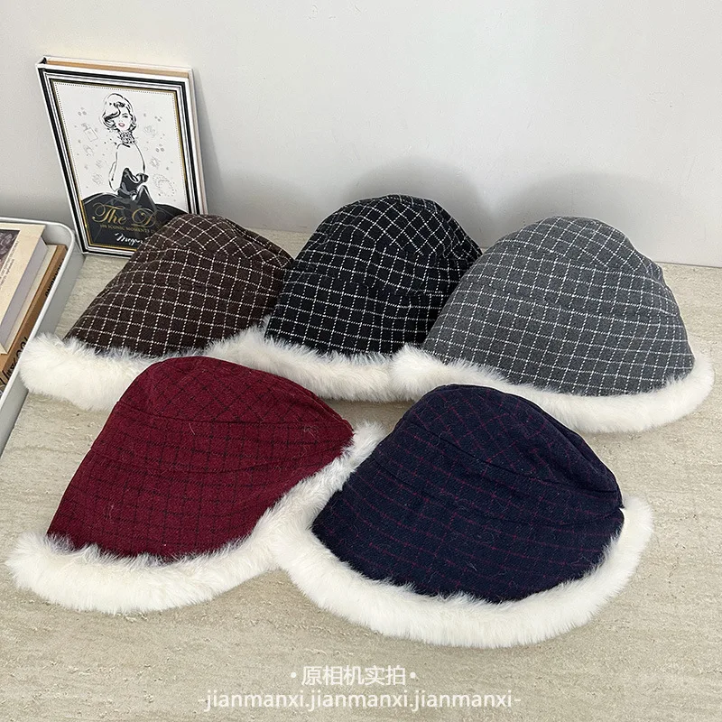 

Клетчатые панамы для женщин, зимние толстые теплые плюшевые шапки с защитой ушей, рыбацкая шапка, корейская версия с плюшевыми универсальными шапками для бассейна