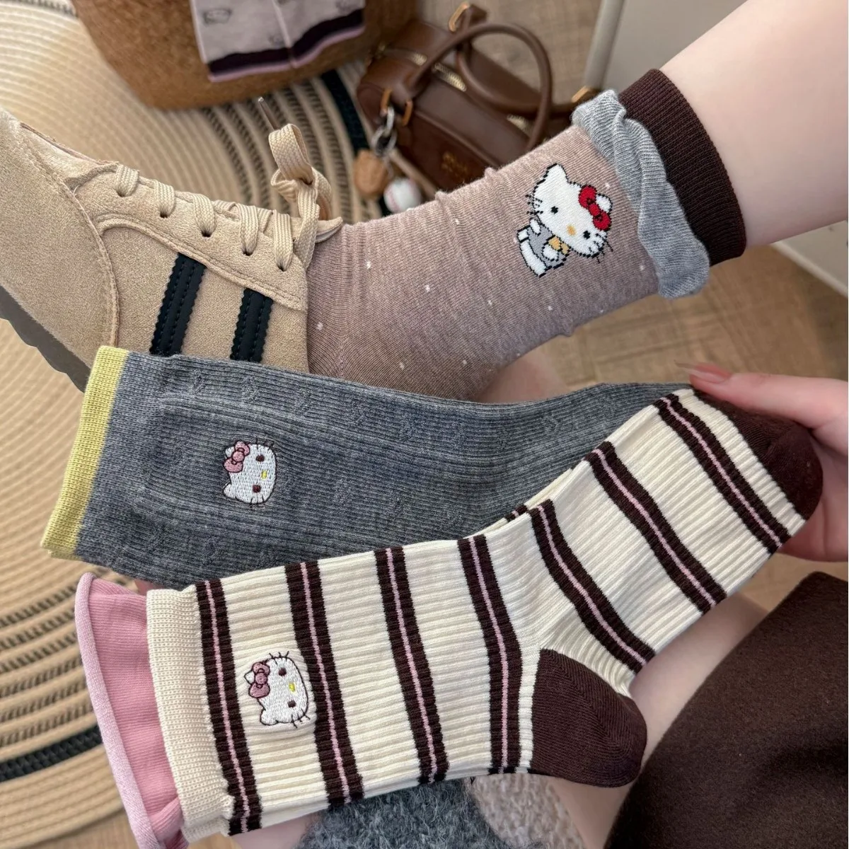 

Autumn-hued coffee brown Hello Kitty Korean-style women's socks KT Cat striped colour-blocked cotton socks Fluffy cuff with patc