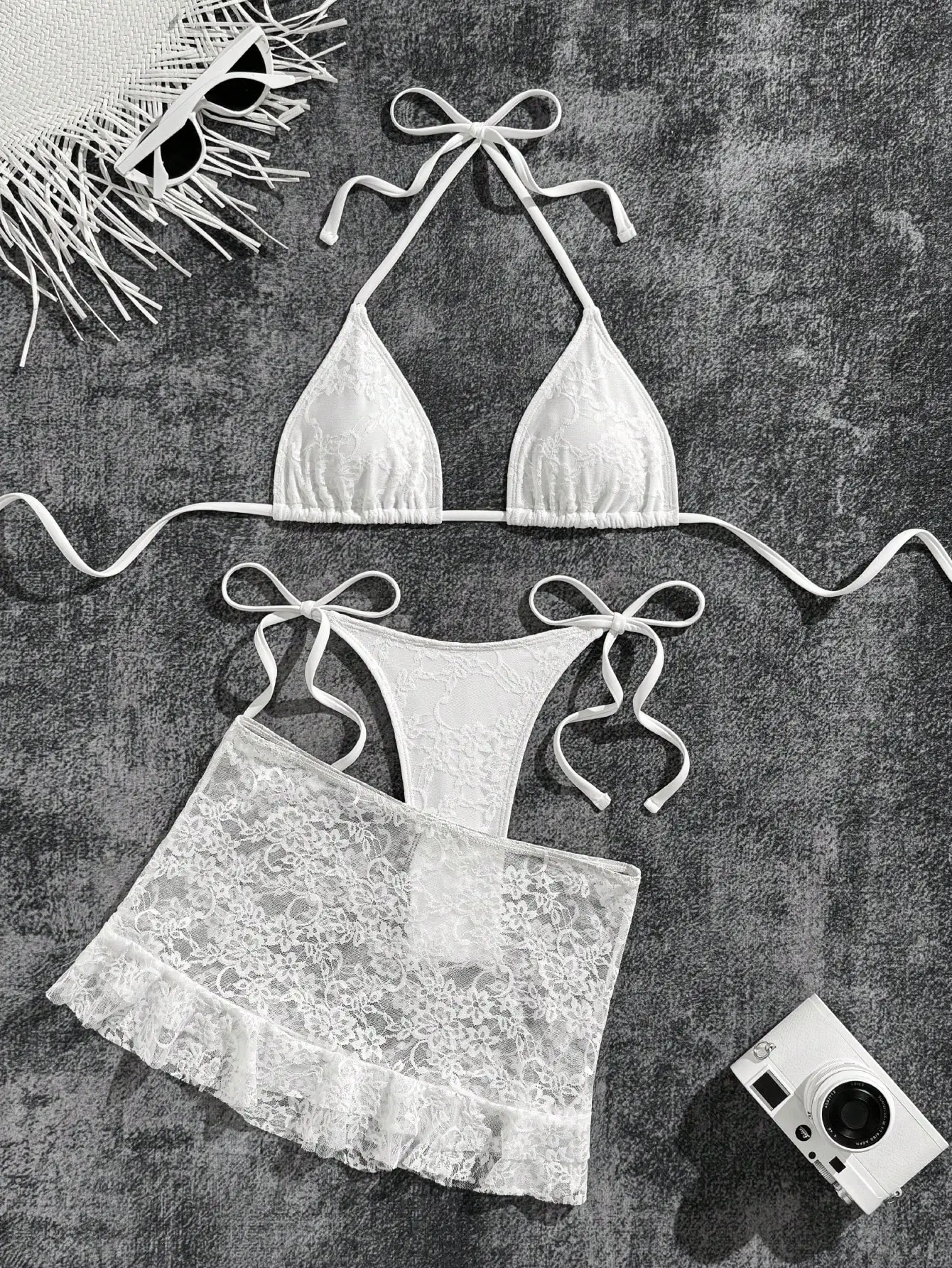 

Белый кружевной комплект бикини треугольной формы с мини-юбкой с рюшами по низу