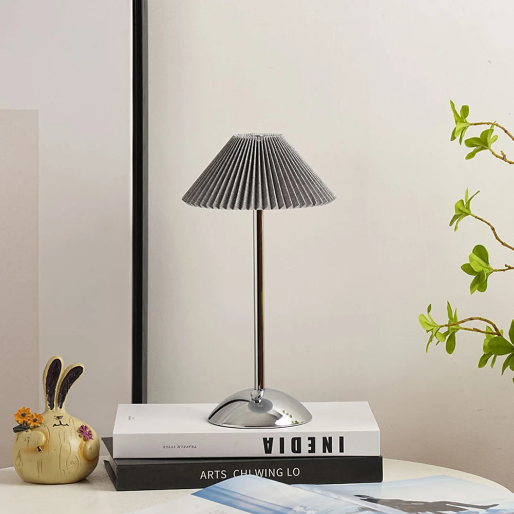 북유럽 Pleated 테이블 램프 USB 충전 아트 분위기 램프 침실 거실 장식을위한 금속베이스와 현대 스타일