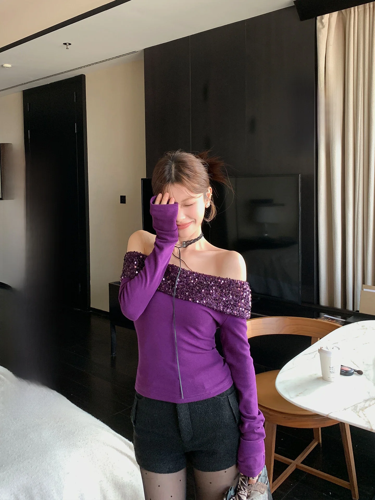 

Женская повседневная облегающая хлопковая футболка LIONE Bling Par с блестящими вставками, открытыми плечами и эластичными длинными рукавами