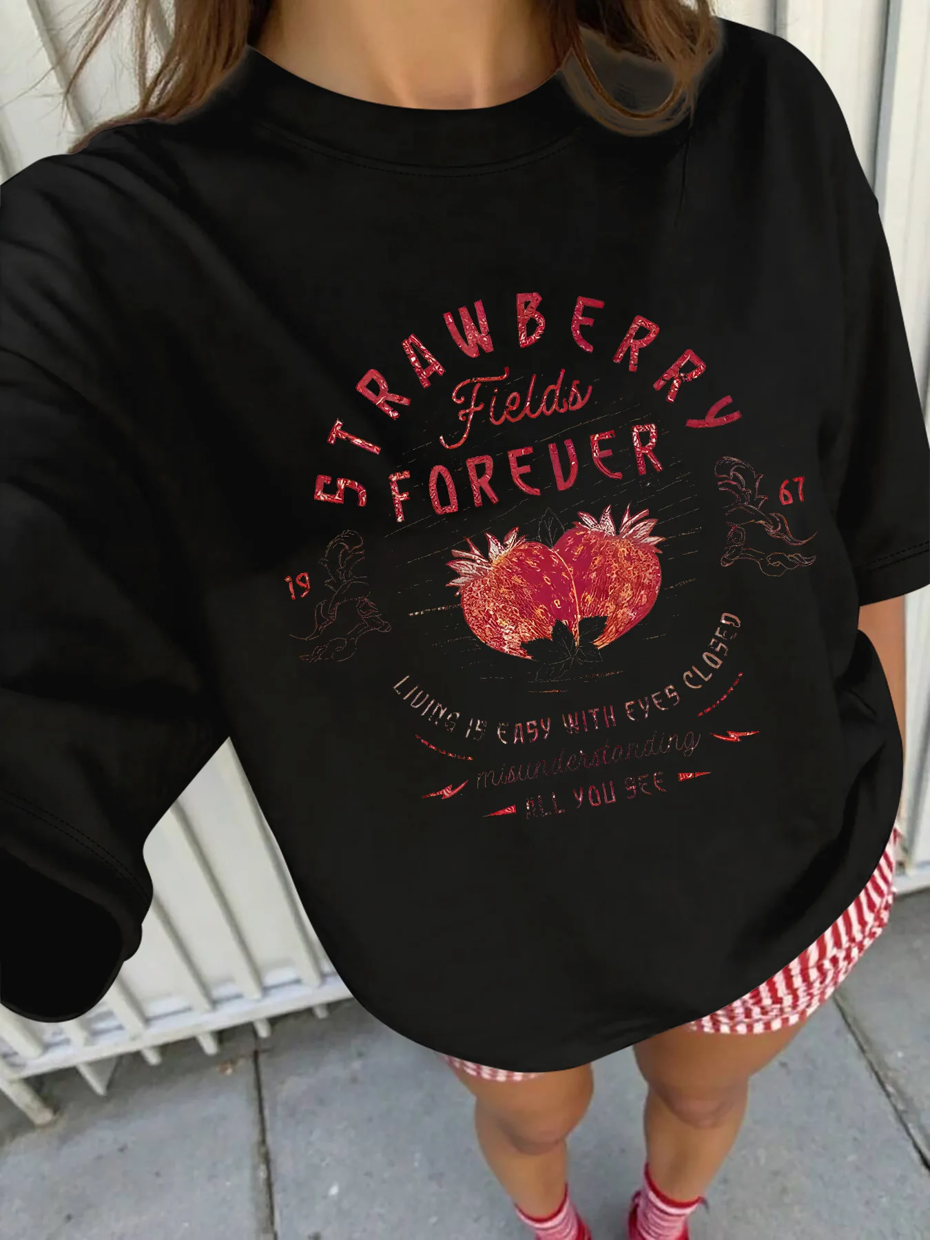 تي شيرت بأكمام قصيرة مقاس كبير: "حقول الفراولة للأبد" طباعة الفراولة الرجعية، خيارات ألوان متعددة