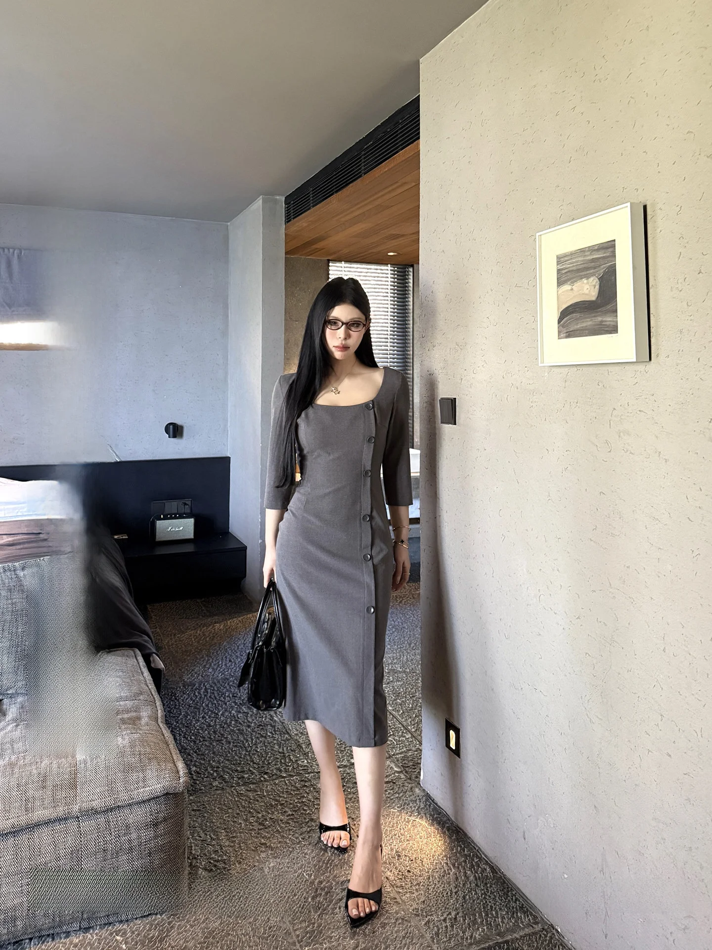 

Весенняя повседневная черная приталенная блузка с длинным рукавом, квадратным вырезом и зауженной талией, из смесового полиэстера