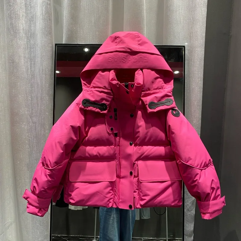 

Модный брендовый короткий пуховик с большими карманами, женская одежда, зима 2025 года, новое свободное и тонкое пальто с капюшоном в иностранном стиле, облегающее