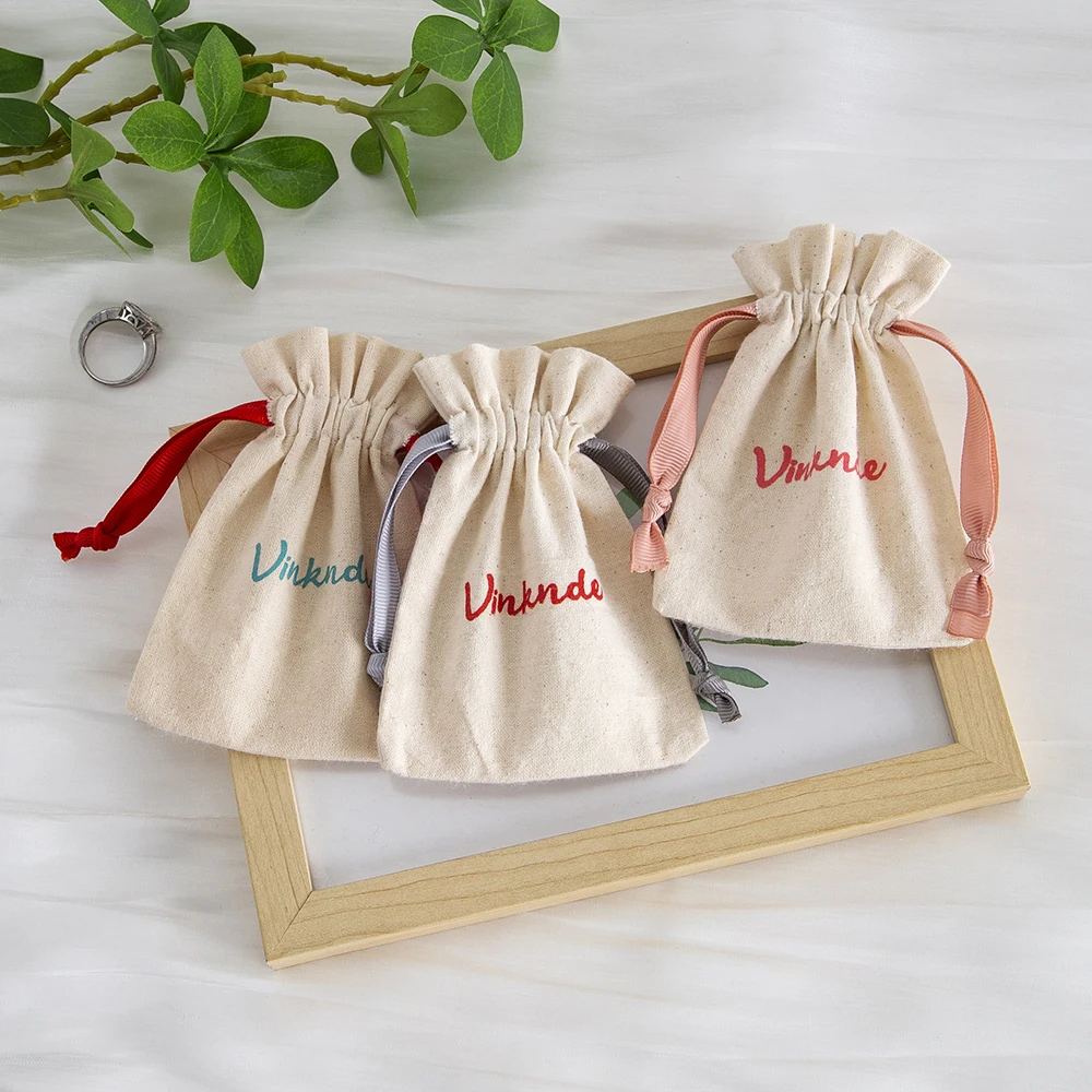 8*10 سنتيمتر شعار مخصص طبيعة القطن قماش مجوهرات حزمة حقيبة برباط مع الشريط البيج القماش العضوي النسيج أكياس الغبار الصغيرة