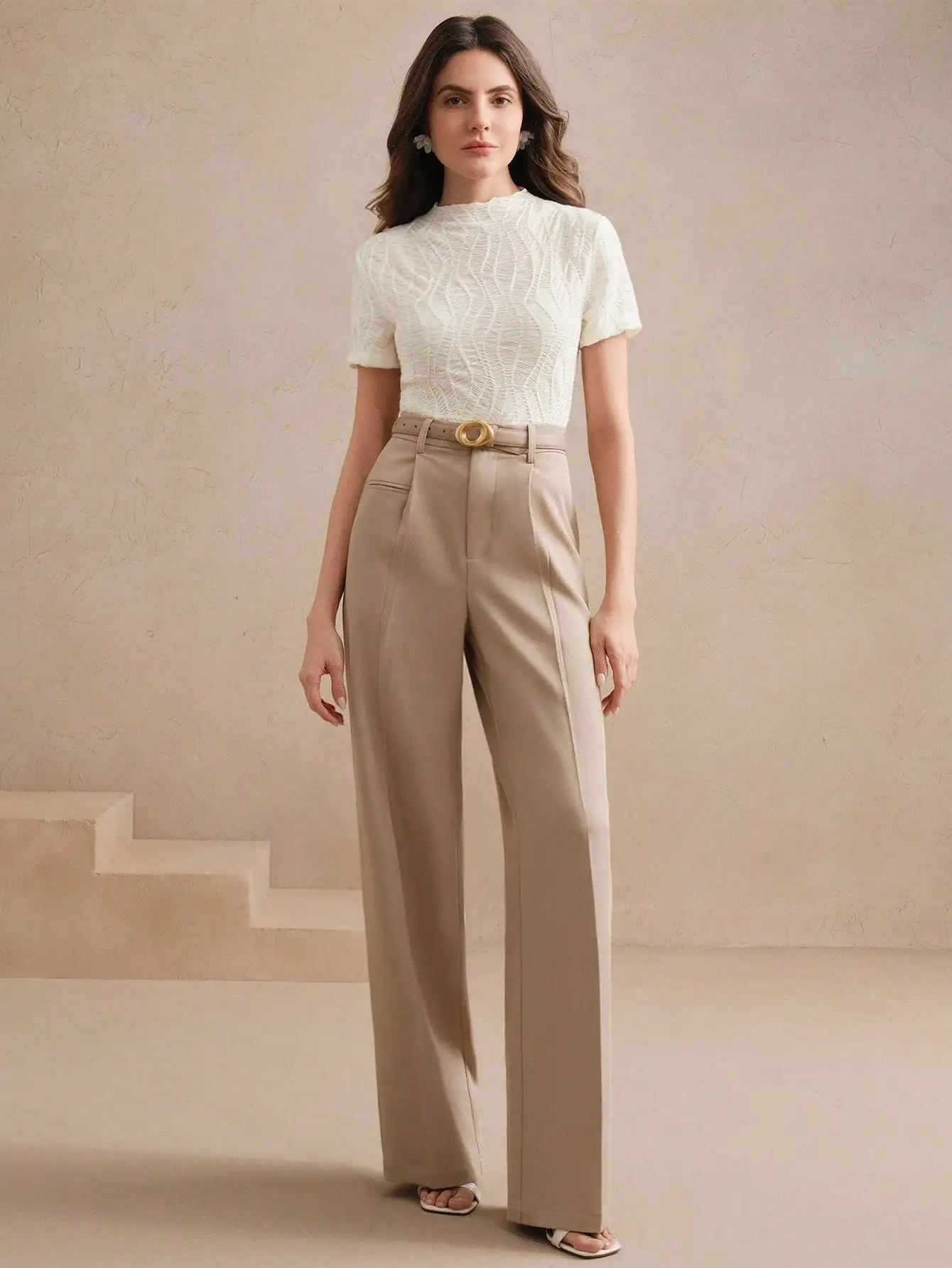 

Элегантная женская трикотажная футболка с коротким рукавом и текстурной вязкой