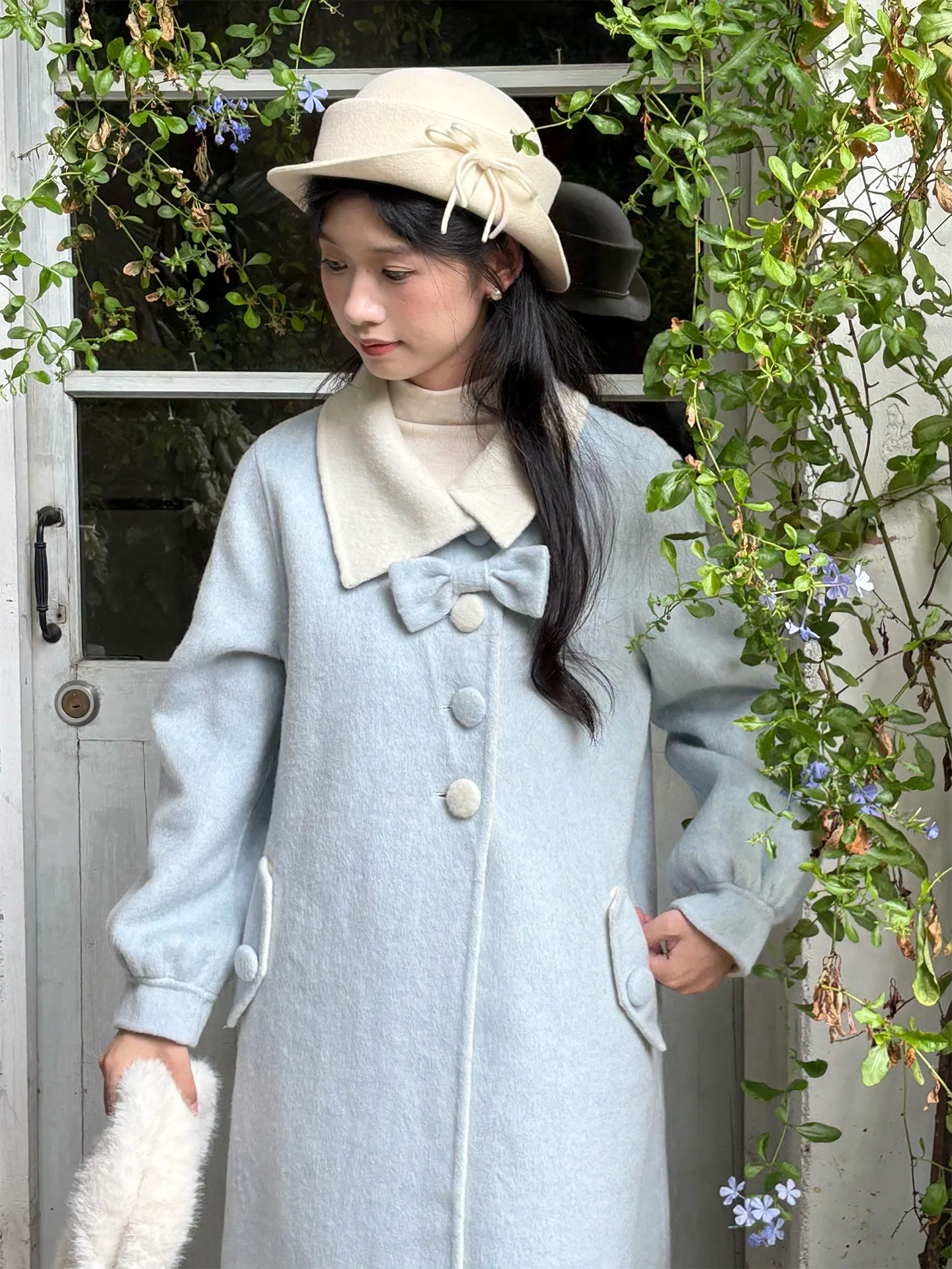 

Нежно-голубое двустороннее шерстяное пальто ручной работы с двухцветной отделкой "Milk Blue Cr" от Qi Yu Pearl для зимнего сезона