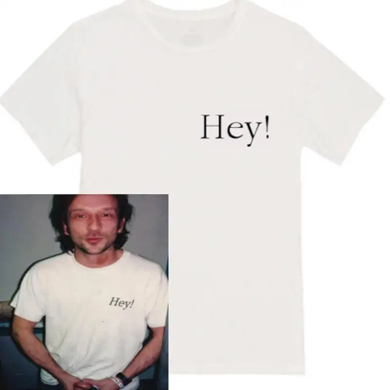 

Дизайн футболки Hey, показанный на группе Дэвида Юу Иисуса Ящерицы