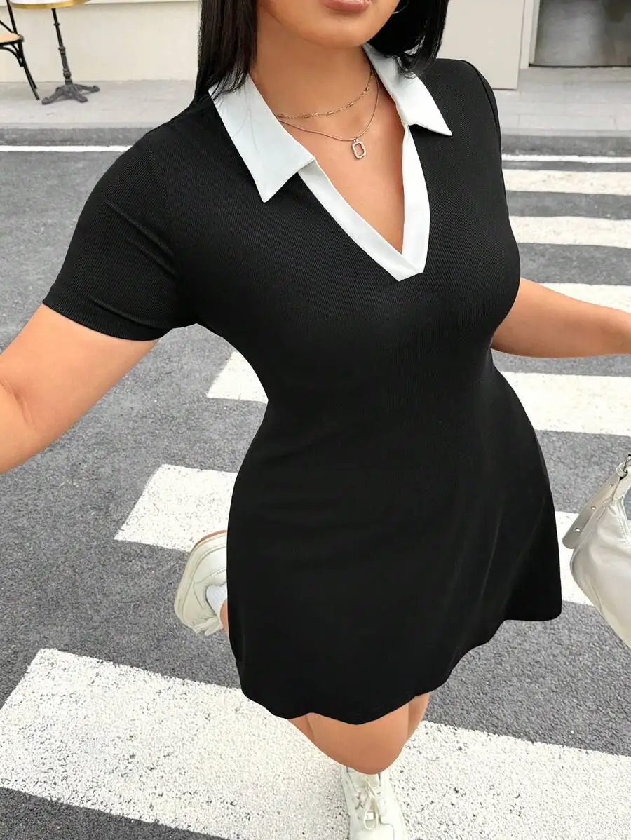 

Черное платье больших размеров с контрастным V-образным вырезом и короткими рукавами