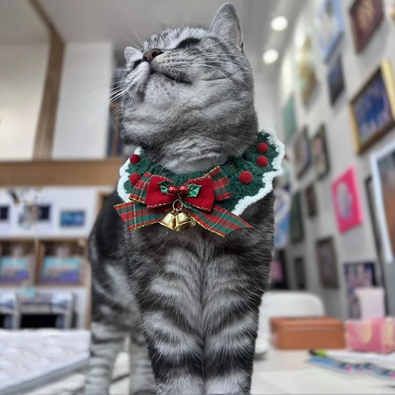 Weihnachtliches Strick-Speicheltuch mit Glocke, Haustier-Schleifenlätzchen, Halsband-Schal, kariertes Schleifenanhänger-Accessoire für Hunde- und Katzenhalsbänder, Pflegezubehör – Detail 5