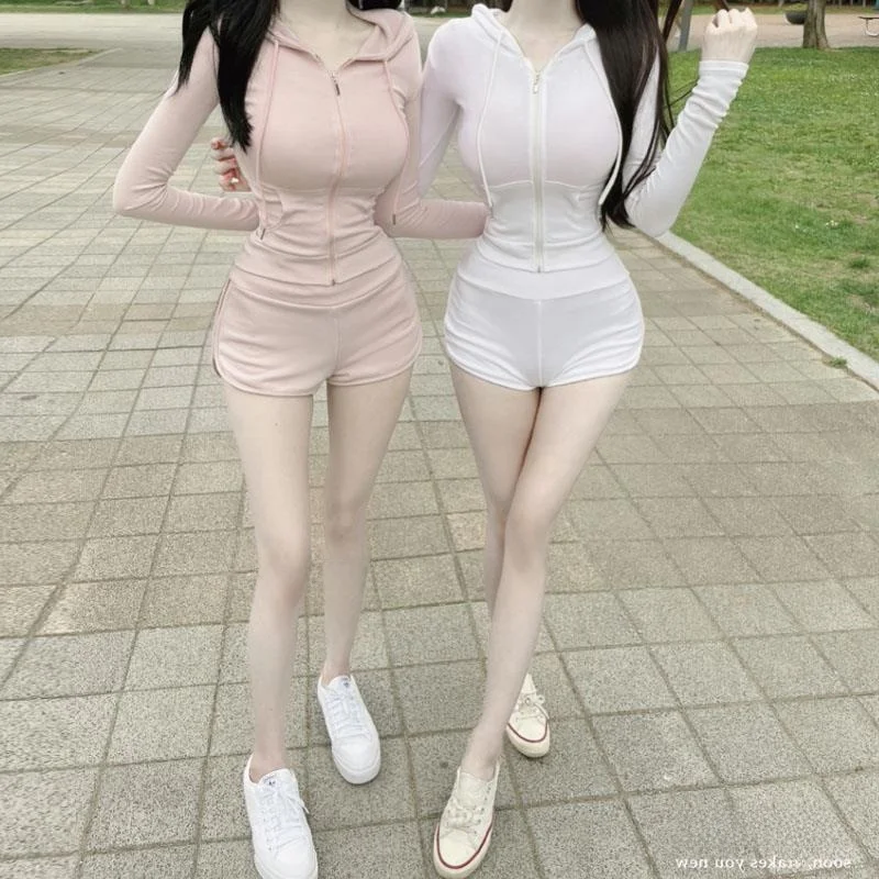 

Elegant Tight-Fit Hooded Jacket And Shorts Set Fashionable Ensemble Polyester Fabric for Women Aged 25-35 Years Old