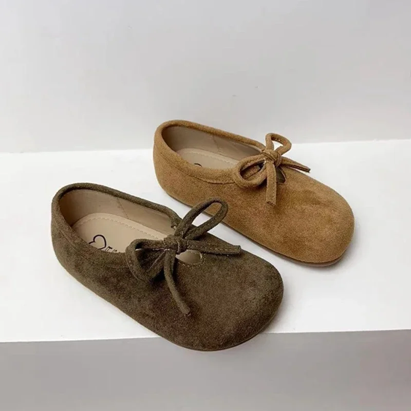 2025 Scarpe eleganti per ragazze del bambino di marca Scarpe semplici in pelle scamosciata per bambini piccoli Mary Janes Ballerine Scarpe eleganti per ragazza Scarpe per la festa nuziale della scuola