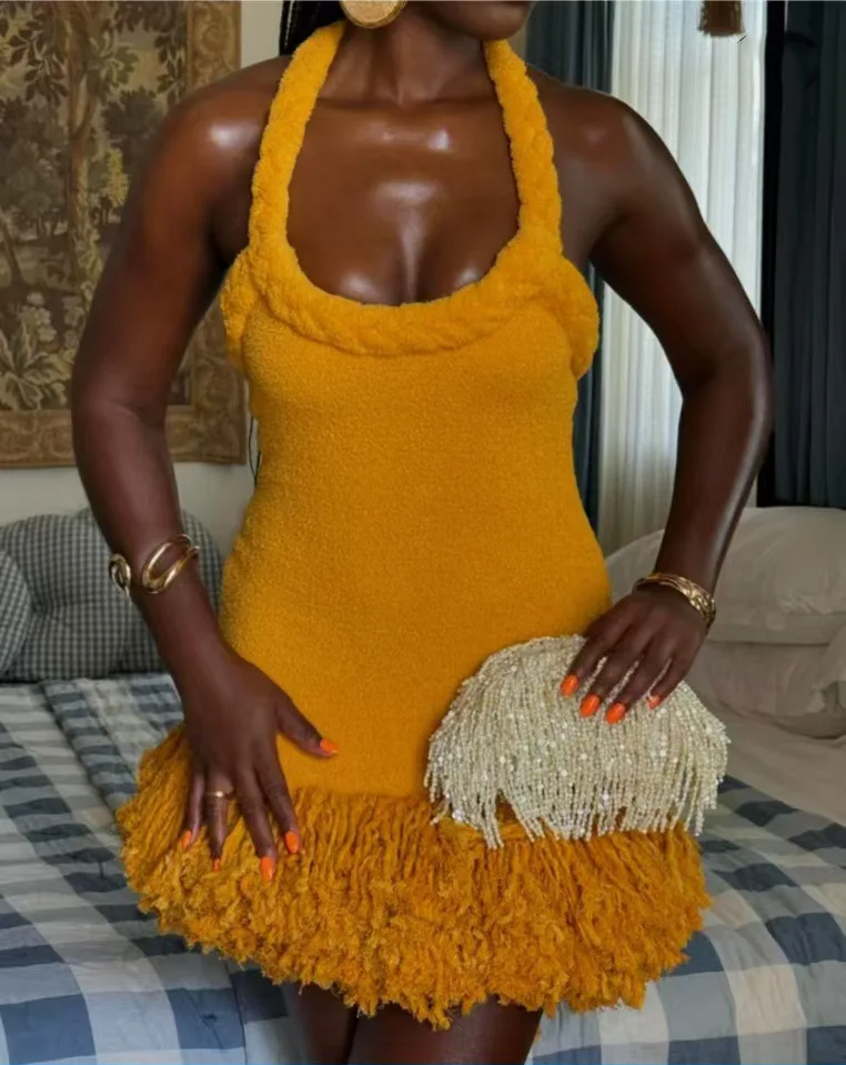 เดรสสั้นเปิดหลังประดับพู่เซ็กซี่สำหรับฤดูใบไม้ร่วงและฤดูหนาว  ชุดเดรสหรูหราสำหรับผู้หญิง สายเดี่ยว  ชุดราตรีงานเลี้ยงค็อกเทล งานพรอม สีเหลือง ปี 2025