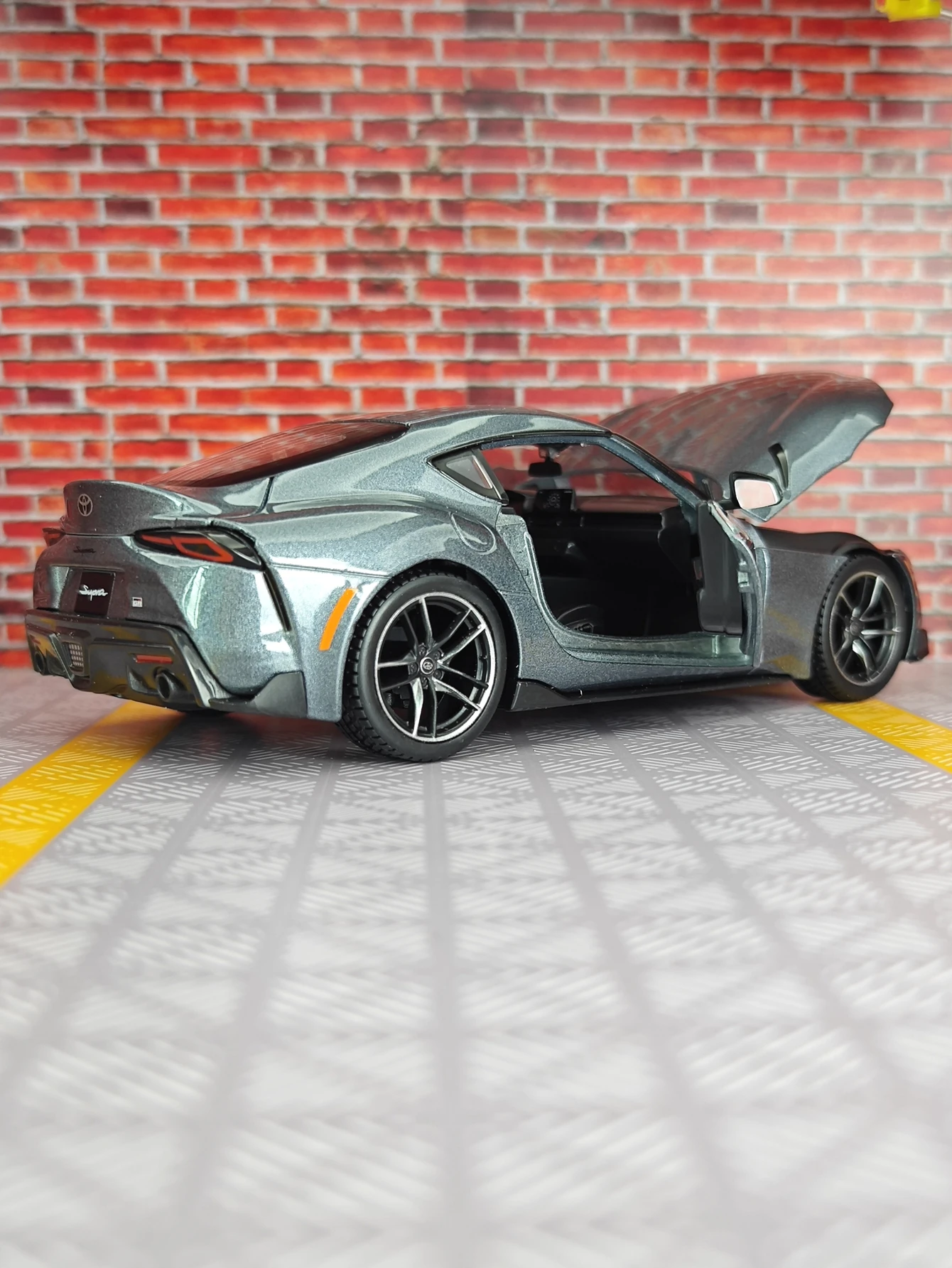 Maisto 1:24 simulation Toyota GR Supra coupe alloy car model rich details, fine workmanship, and good quality