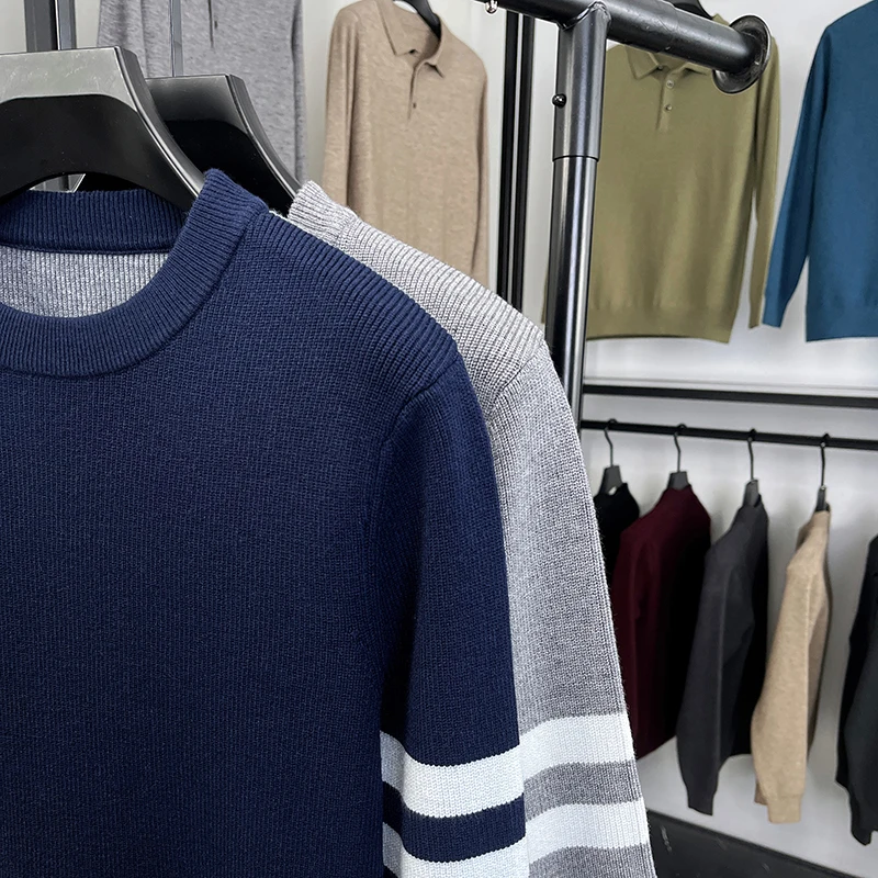 Herren Langarm-Strickpullover mit Rundhalsausschnitt, Gestreiften Ärmeln und Knopfsaum, Fein gestrickt, Business Casual, Herbst-Winter-Oberteil für Männer – Detail 5