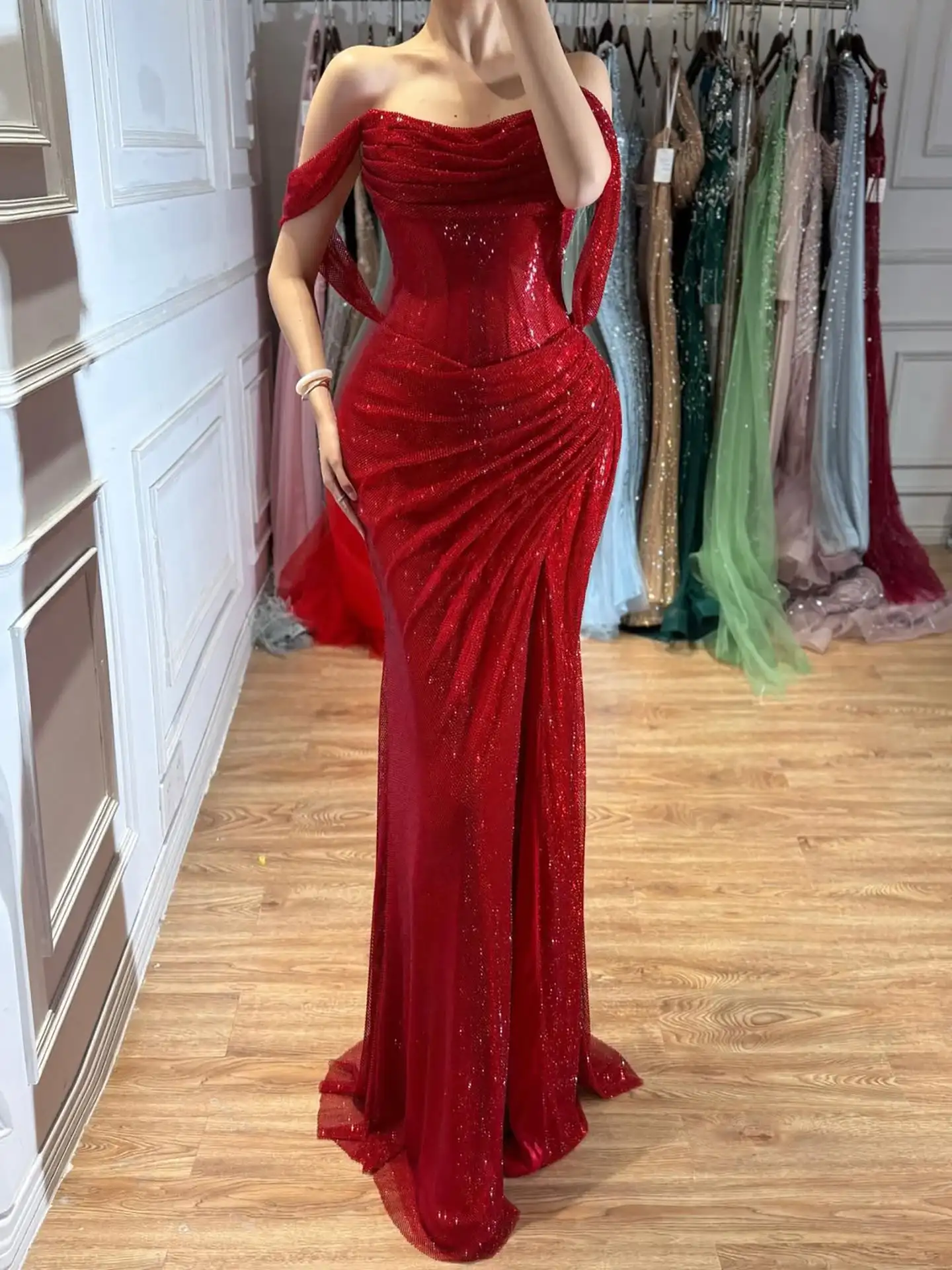 Rote schulterfreie Ballkleider mit glitzerndem Stoff, geraffter Meerjungfrauen-Silhouette, maßgeschneidert, mit hohem Schlitz, formelle Abendkleider, Vestidos de Gala