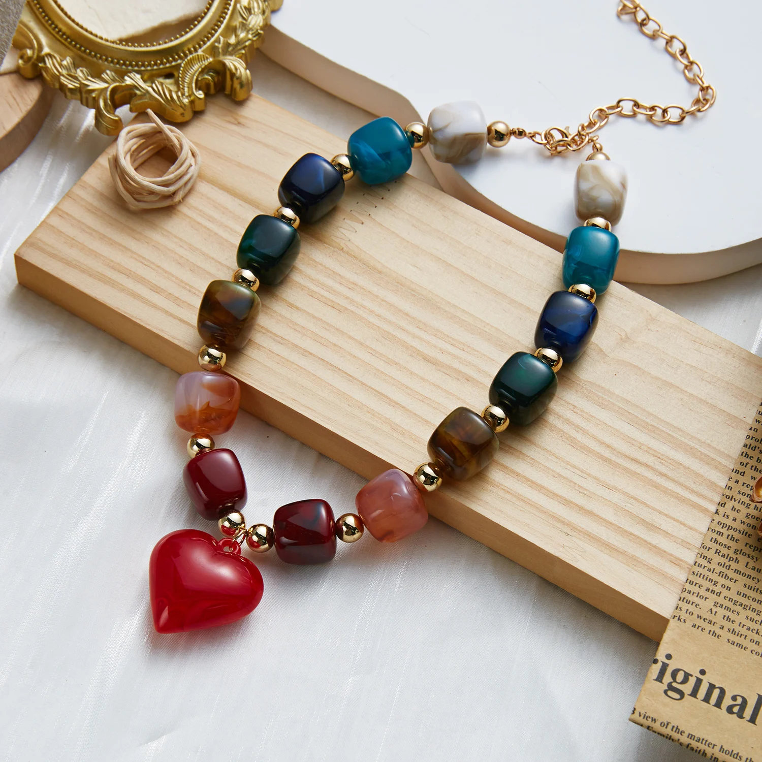 Colar choker boho de contas de resina colorida com pingente de coração - foto 4